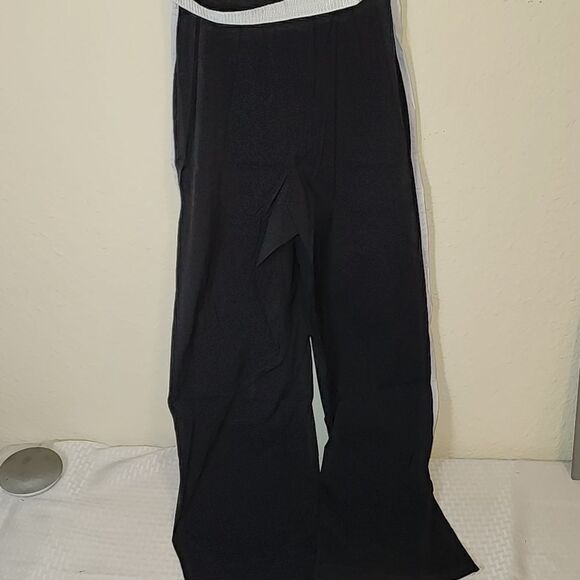 Uniq Jumpsuit in Black and white - Picture 6 of 6